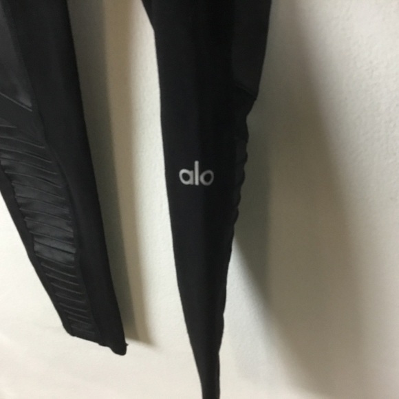 Alo Yoga Moto Workout Leggings. - Picture 5 of 10
